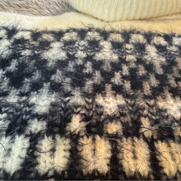 Universal Thread Fuzzy Eyelash Turtleneck Pullover Sweater Medium - Picture 5 of 8